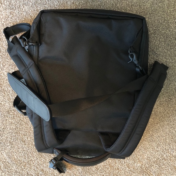 Tumi T-Tech GCG Essential Gear Laptop Black Backpack / shoulder bag. Like new! - Picture 6 of 11